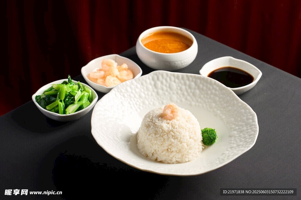 精致日式饭团及配套小菜