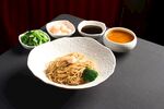 美味面条搭配多样酱料