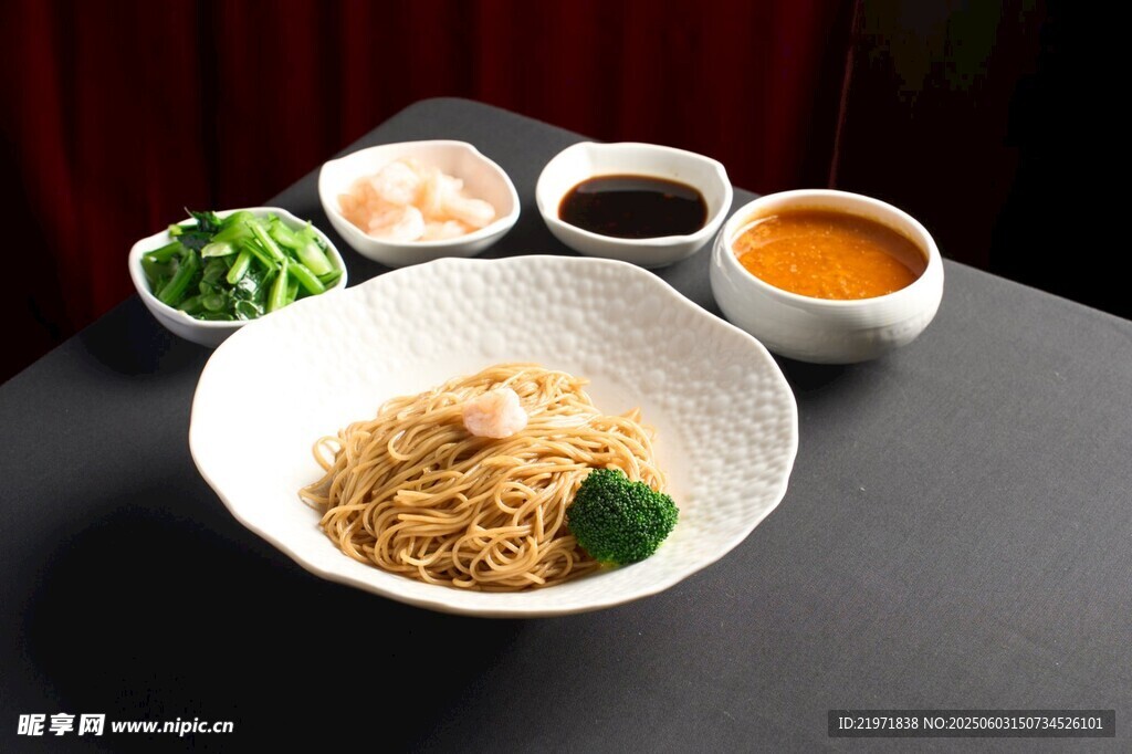 美味面条搭配多样酱料