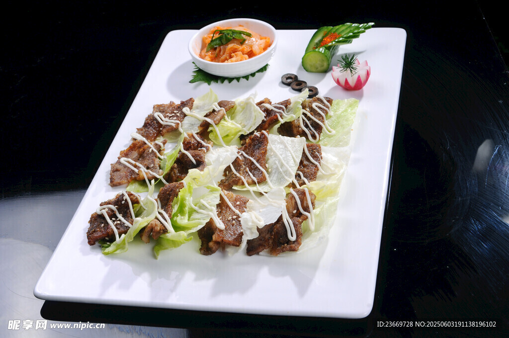 美味烤肉拼盘配特色蘸料