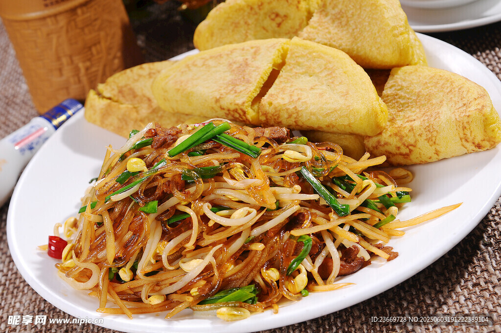 美味炒面配金黄饼