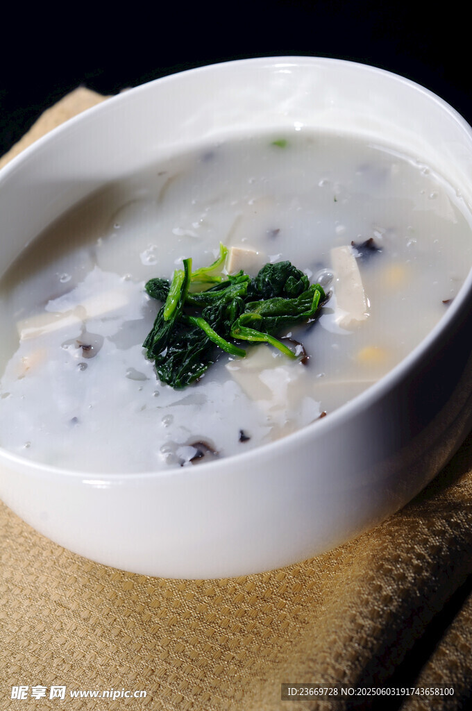 营养美味的香菇鸡肉粥