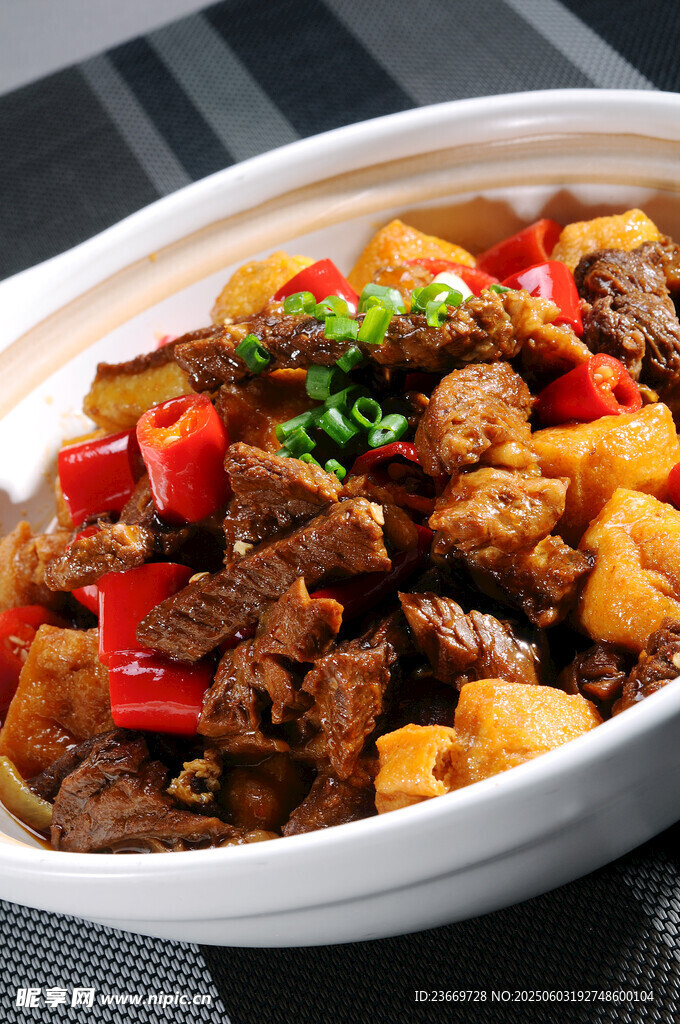 美味红烧牛肉土豆菜肴