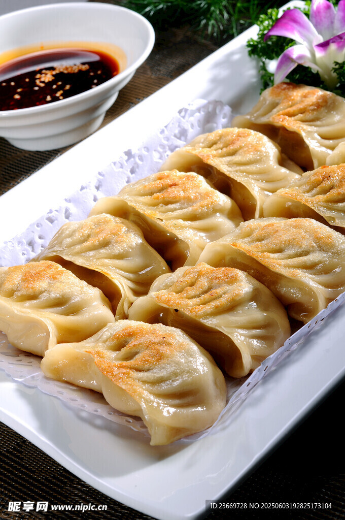 美味煎饺摆盘精致诱人