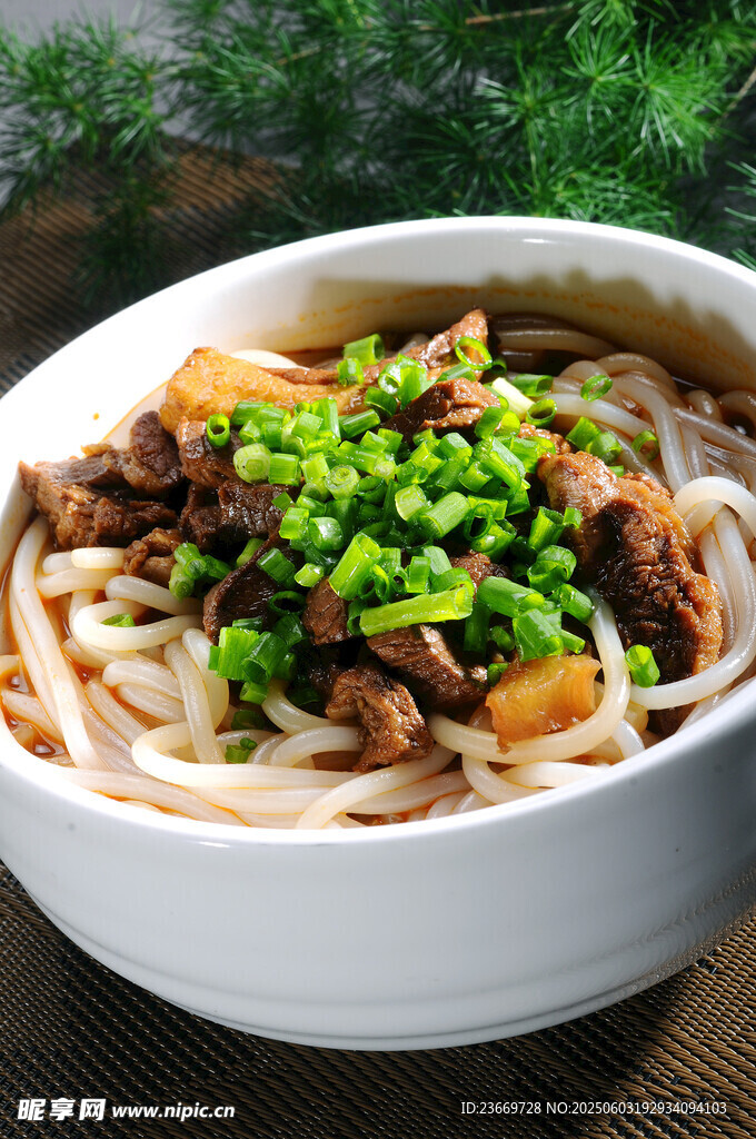 牛肉葱花盖浇米粉