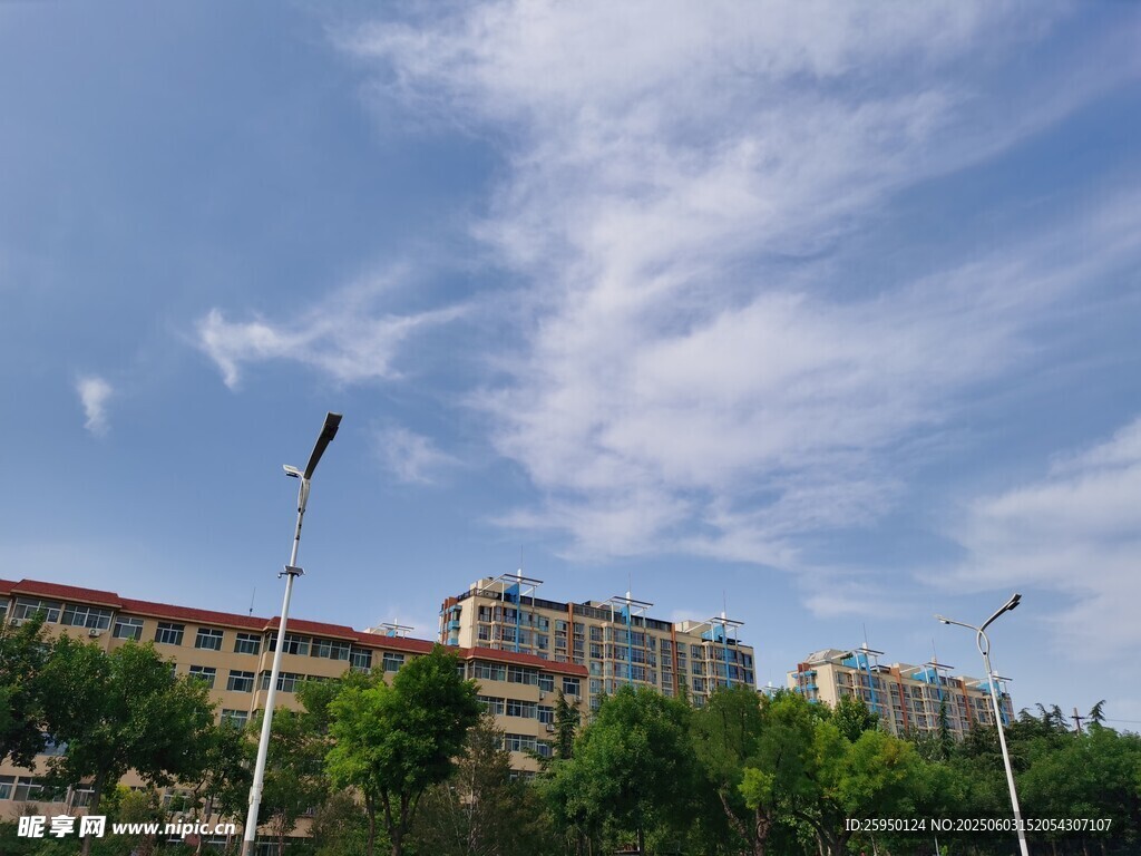 城市建筑与蓝天白云景观