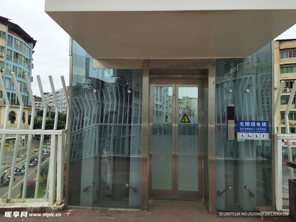 电梯门