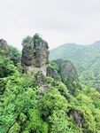 翠绿山峦间的奇特岩石景观
