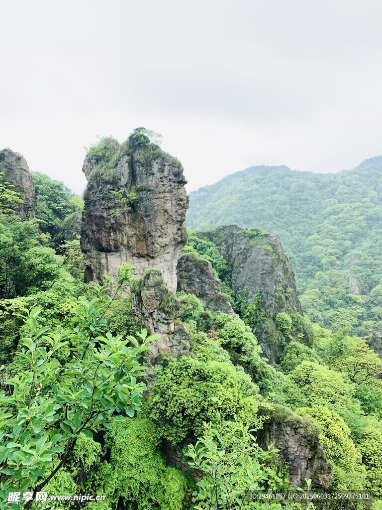 翠绿山峦间的奇特岩石景观