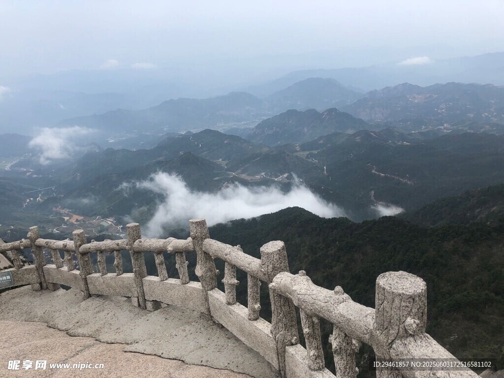 山巅云海景观