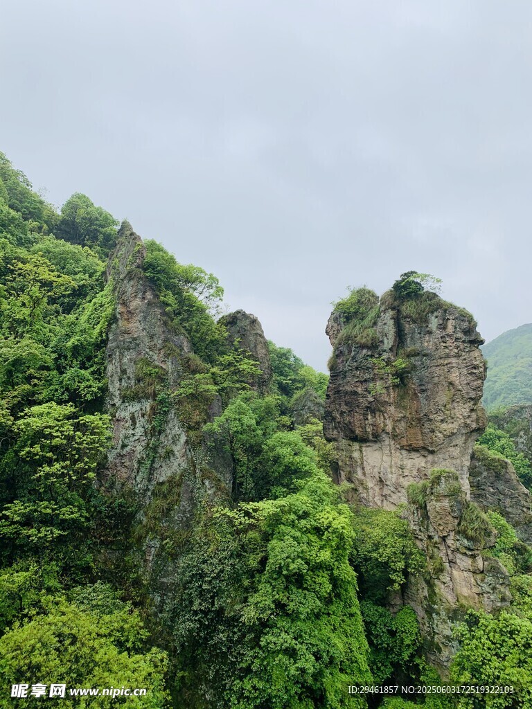 奇峰耸立绿意环绕的山景