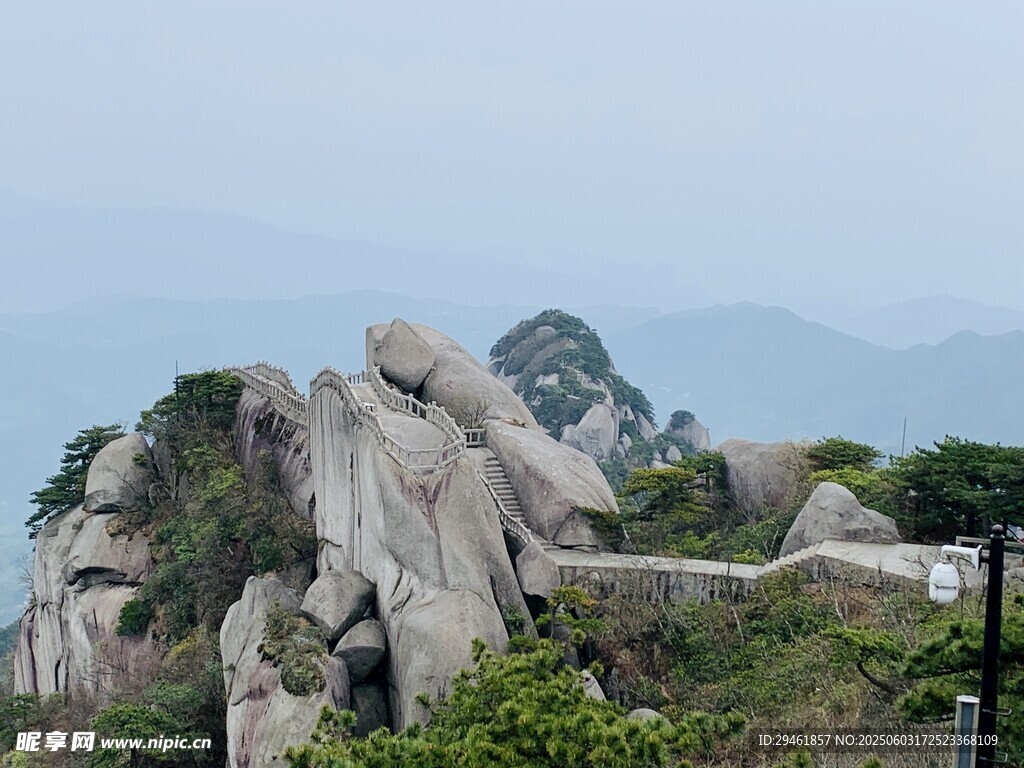 奇特嶙峋的山顶巨石景观