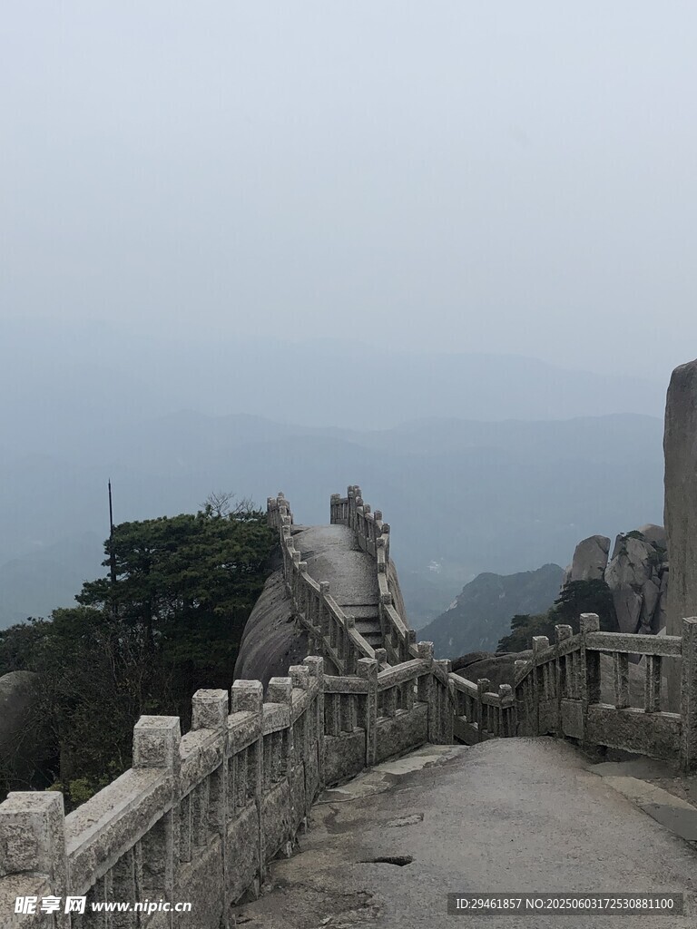 山间石径蜿蜒向远方