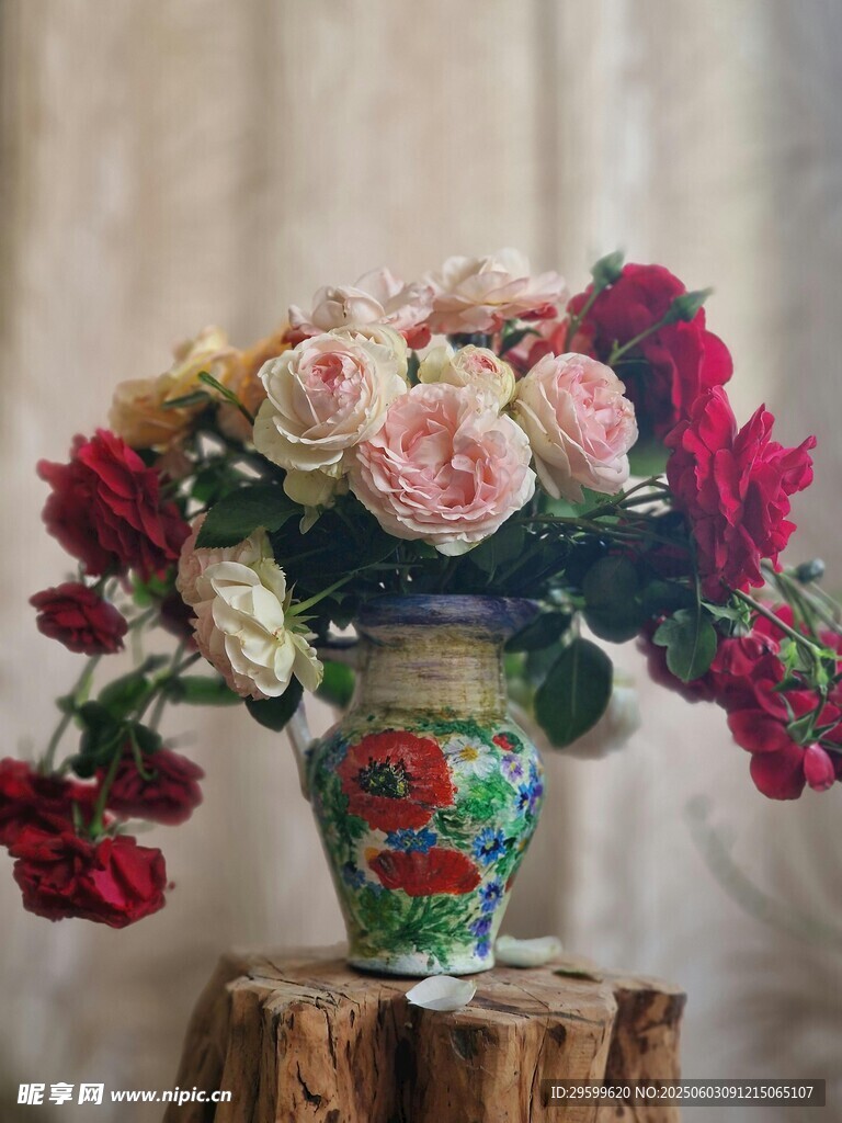 多彩花卉插于精美花瓶中