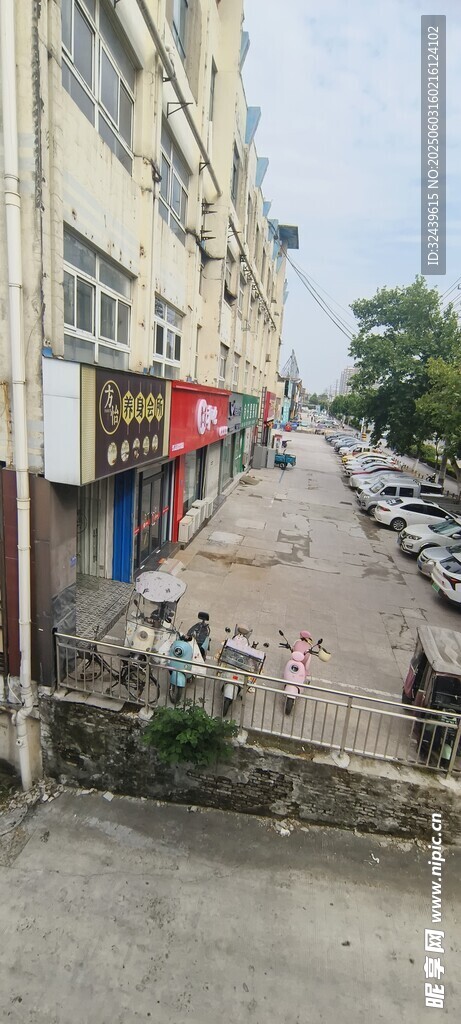 老旧街道景象