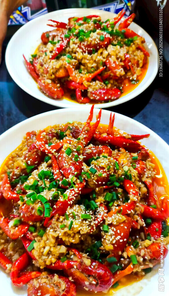 美味蒜蓉小龙虾诱人上桌