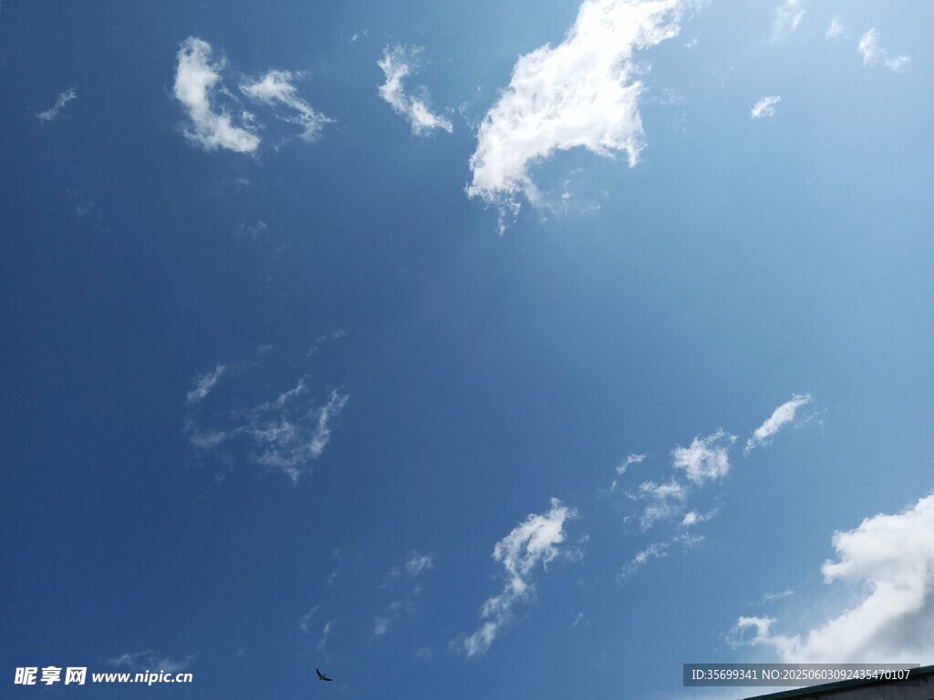 晴朗蓝天飘着几朵白云
