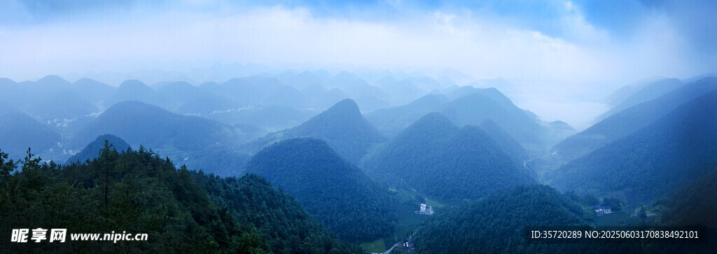云雾缭绕的壮美山峦景色