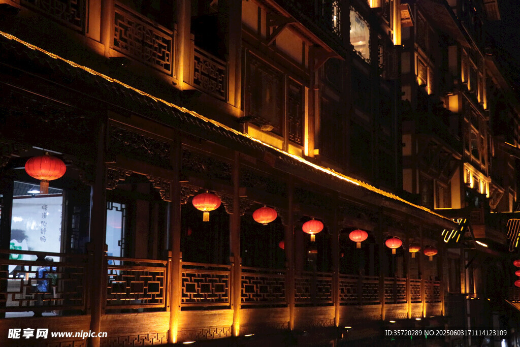 古街夜景红灯笼点亮韵味