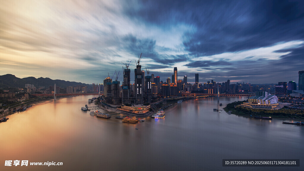 重庆城市江畔绚丽黄昏景