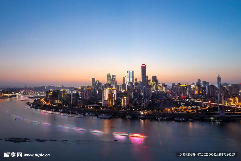 黄昏下的繁华都市天际线