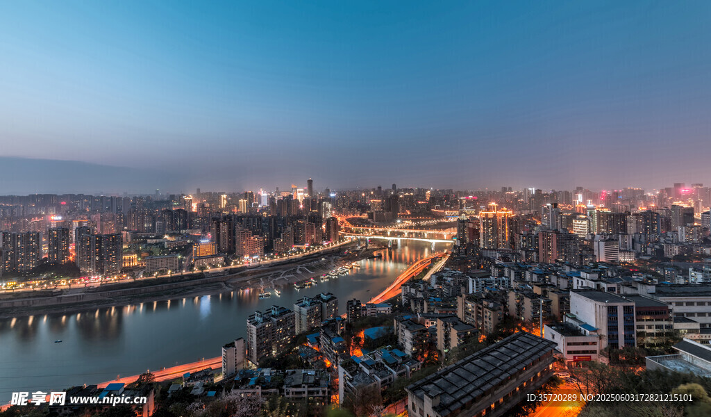 城市璀璨夜景俯瞰图
