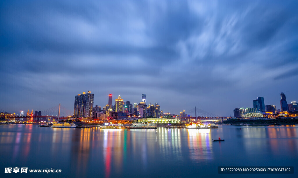 城市湖畔绚丽夜景