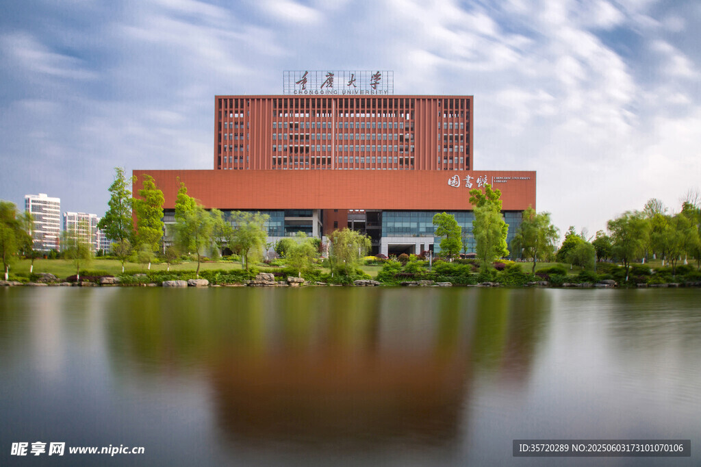 湖畔红建筑风景