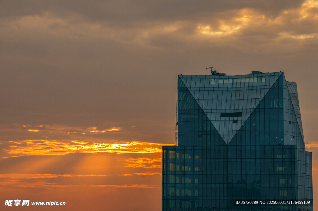 夕阳下的摩天大楼美景