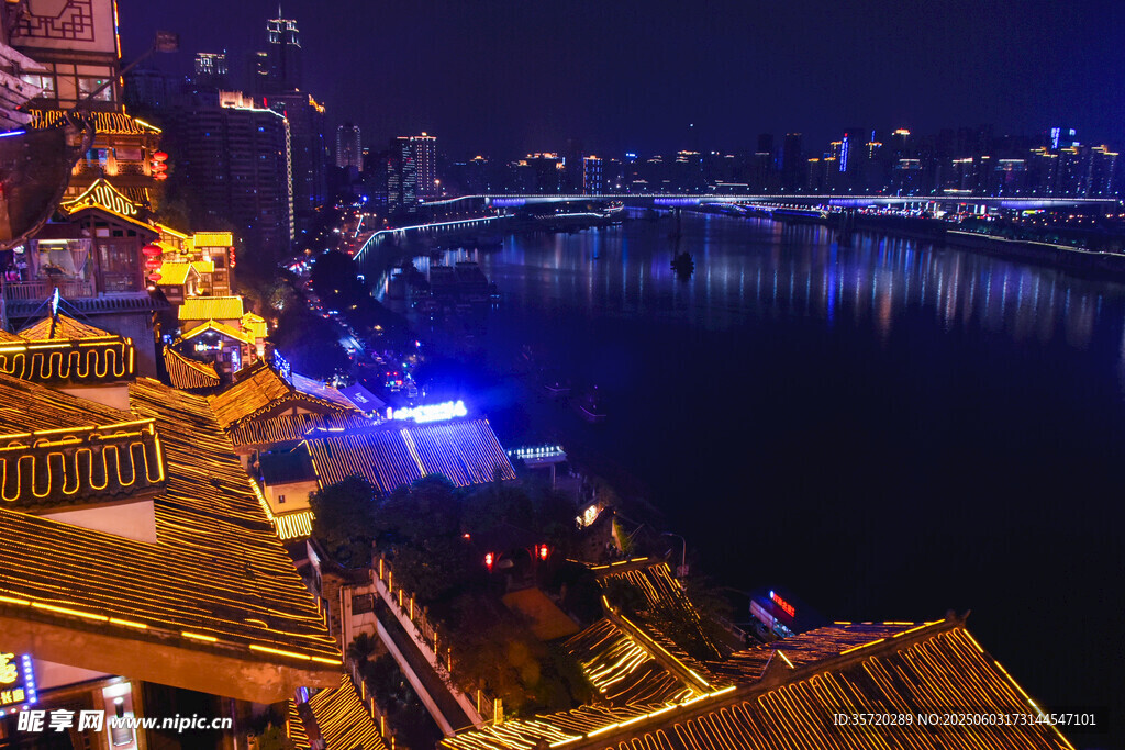 重庆夜景下的江边璀璨风光
