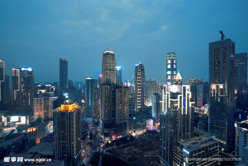 夜幕下的繁华都市景观