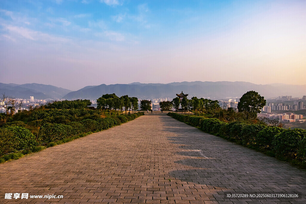 山间夕阳下的静谧小路