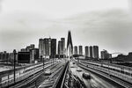 城市铁轨与林立高楼景观