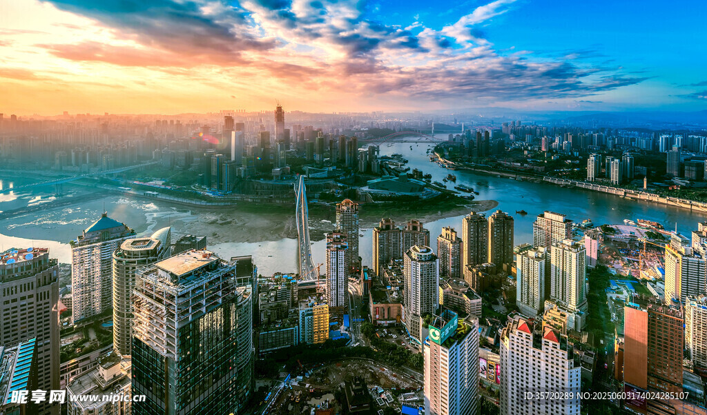 城市天际线的壮丽黄昏景色
