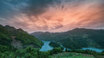 山间湖畔壮丽晚霞美景