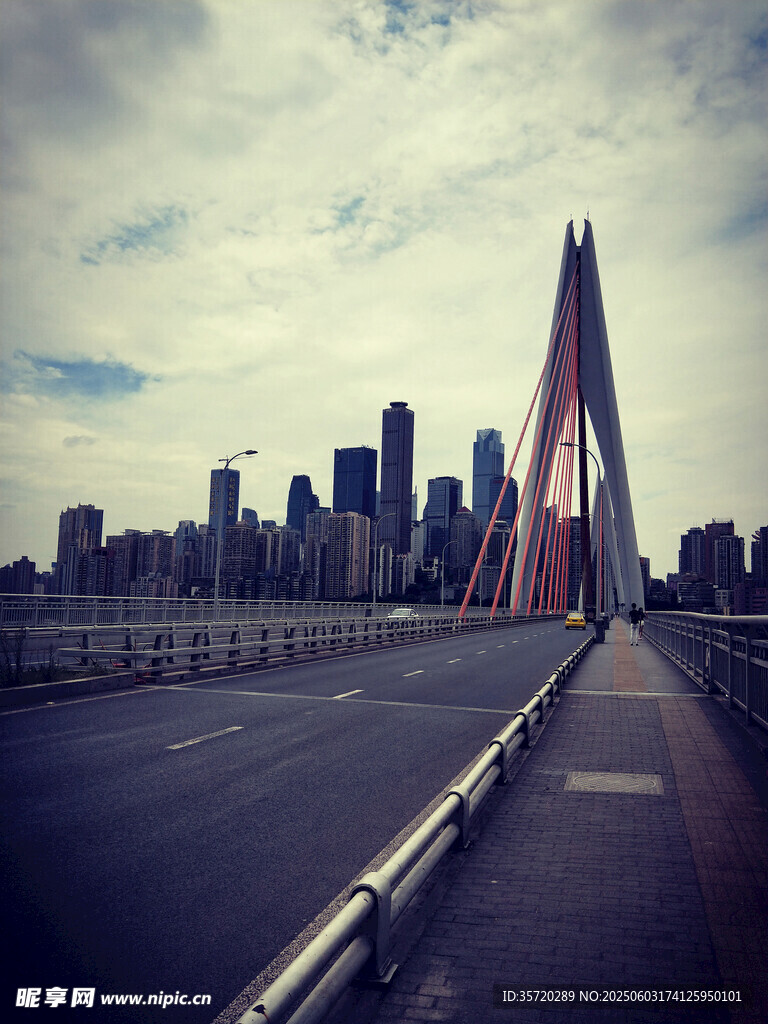 城市桥梁与天际线景观