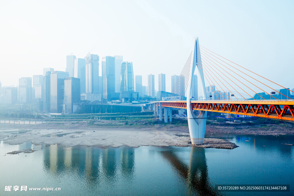 城市桥梁与天际线景观