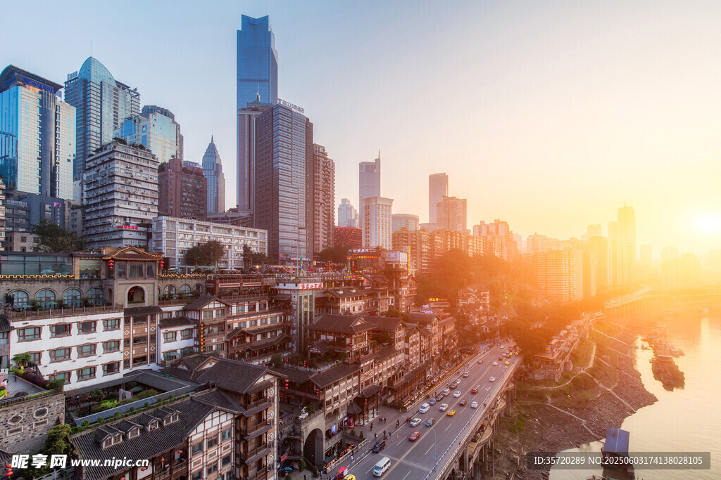 城市天际线与夕阳美景