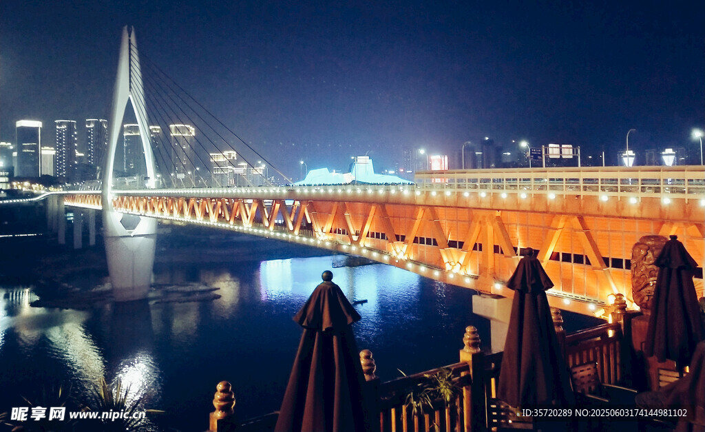 城市夜景下的河畔休闲场景