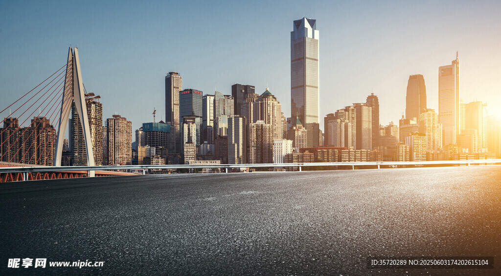 城市天际线与夕阳美景