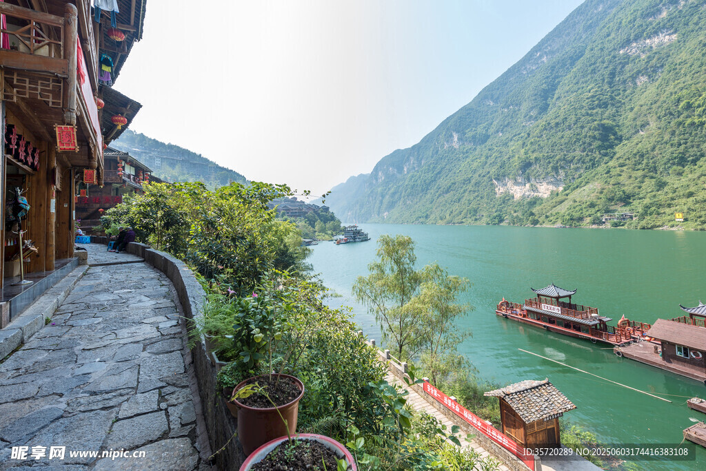 江边古镇美景