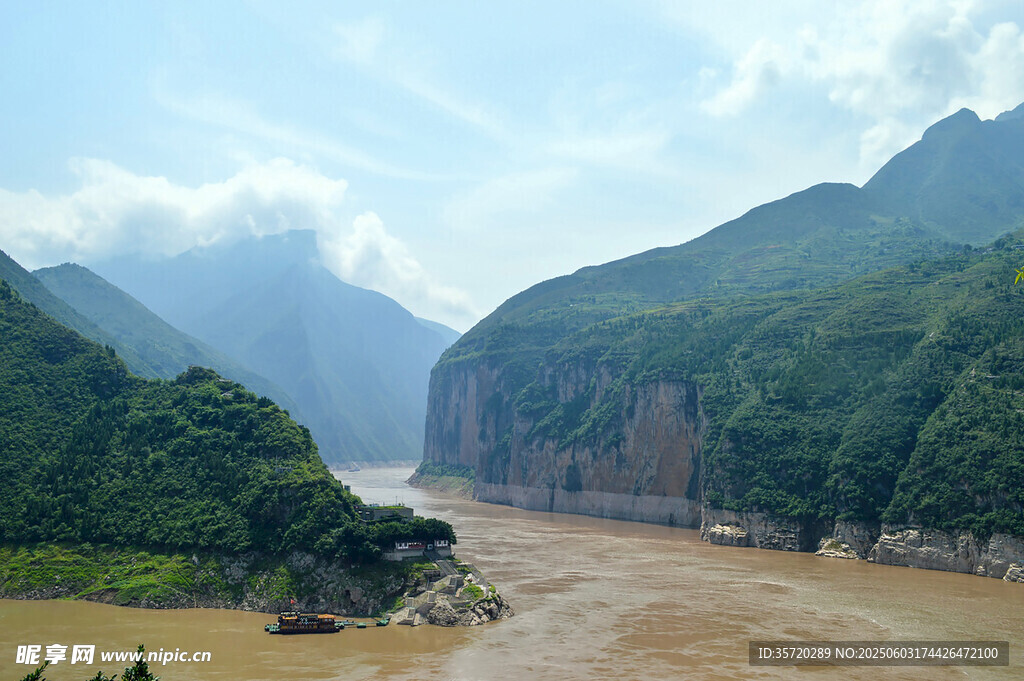壮丽山河间的滔滔江水