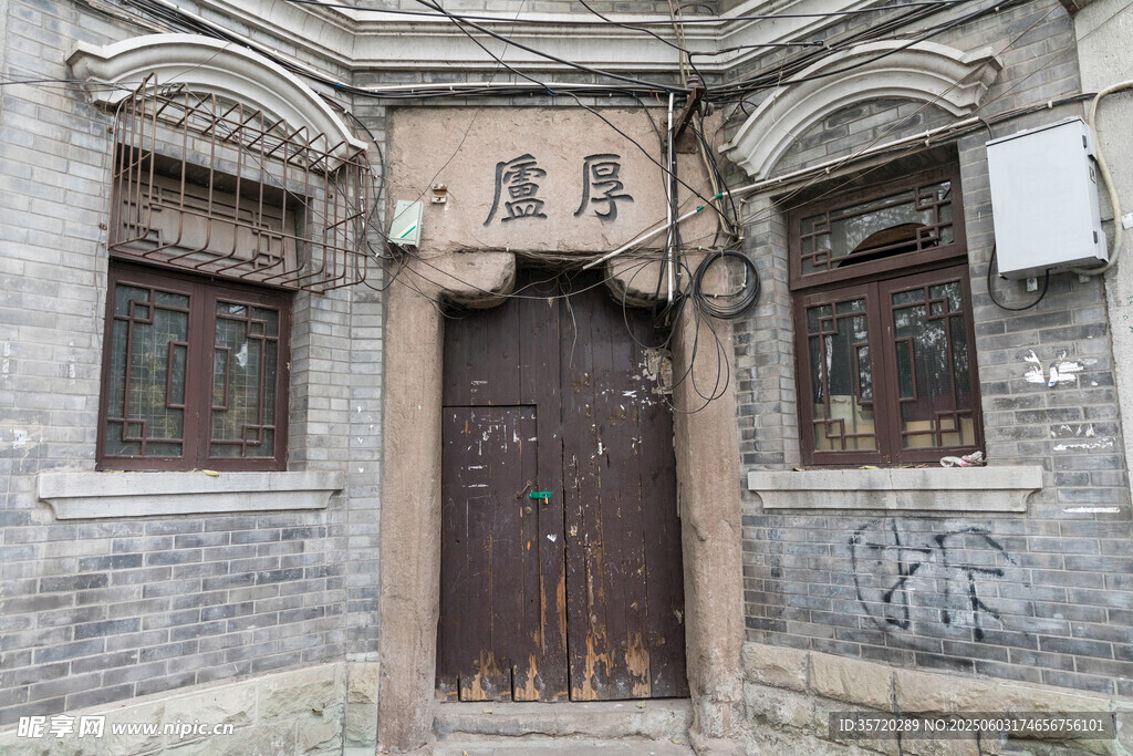 古旧中式宅院大门