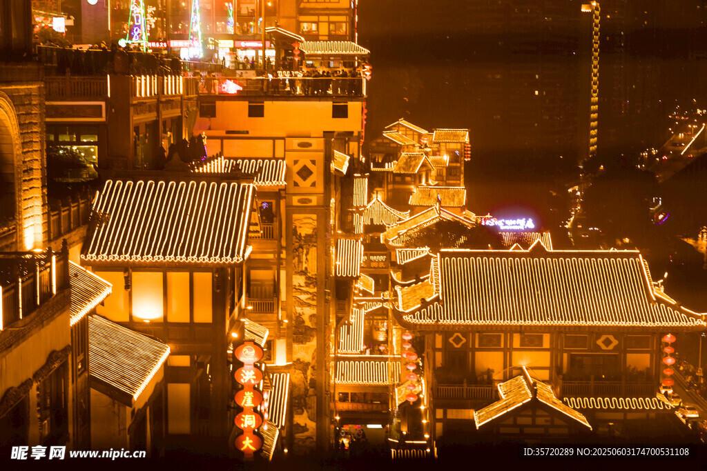 古街夜景灯火璀璨