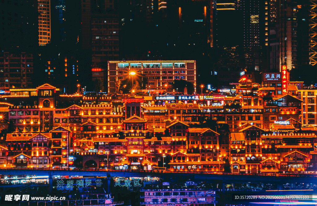 璀璨夜景中的中式古建筑群