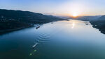 夕阳下的宁静河流美景