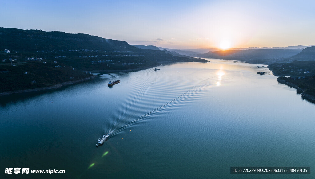 夕阳下的宁静河流美景