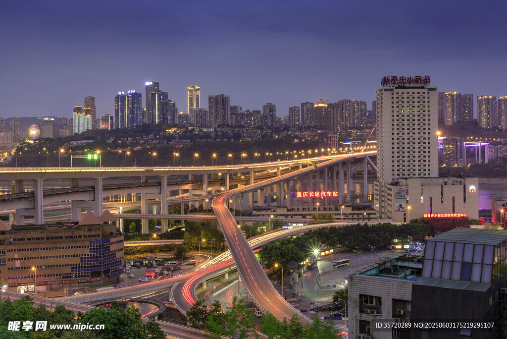 城市夜景中的高架桥风光