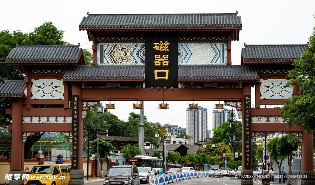 中式牌坊下的城市街景