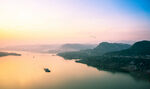 夕阳下的宁静江面美景